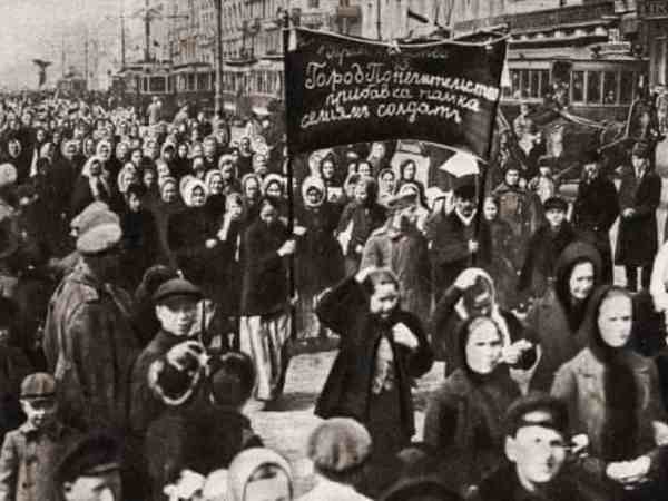 Revolusi Februari: Bukti Bahwa Wanita Rusia Itu Tangguh
